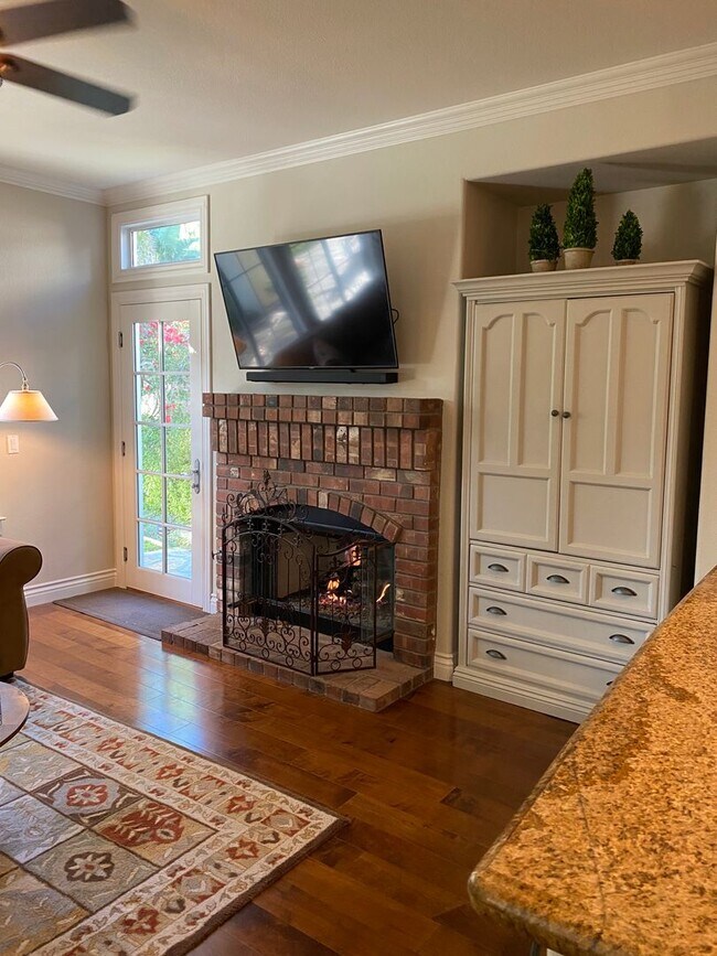 Building Photo - Private Courtyard Entry & Expansive Backyard Oasis