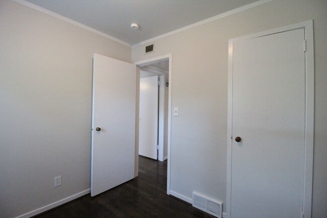 Building Photo - 4 Bedroom 2 Bath Updated Home In Overland Park