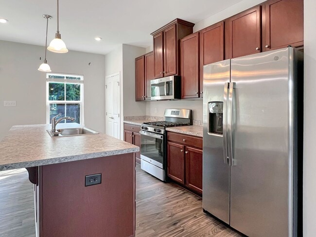 Building Photo - Move-In Ready Townhome with Finished Basem...