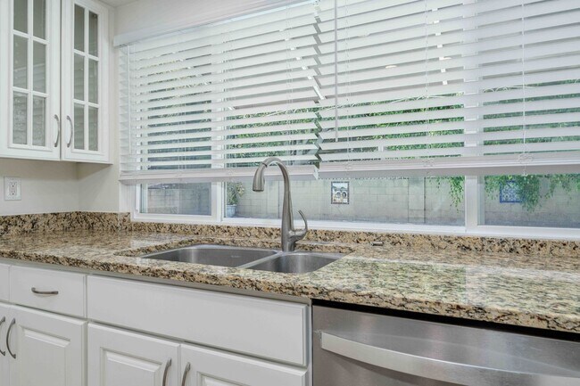 Building Photo - Spacious Elegance in the Heart of Irvine