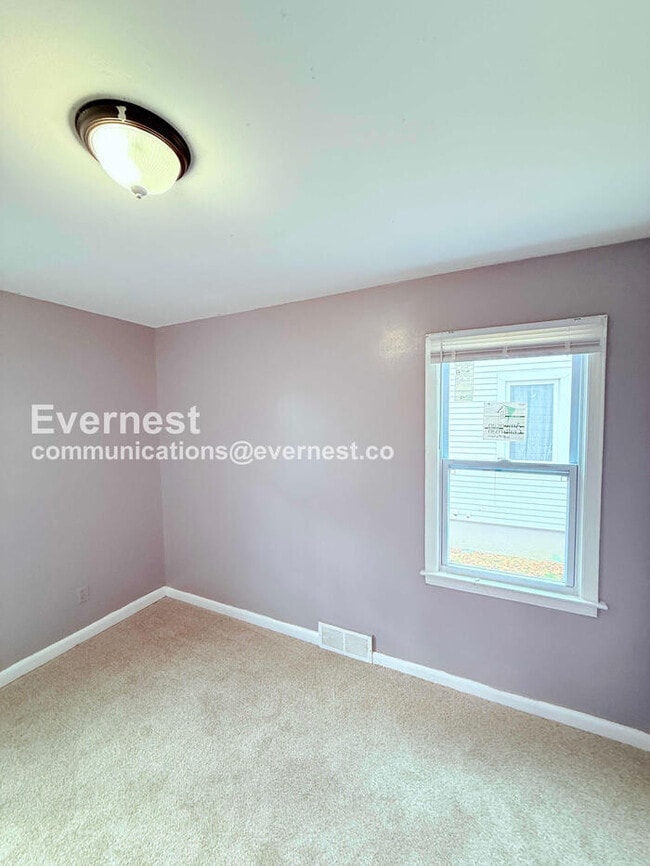 Building Photo - 3 Bed/1 Bath Home with Detached Garage / Vouchers Accepted / Available Now!