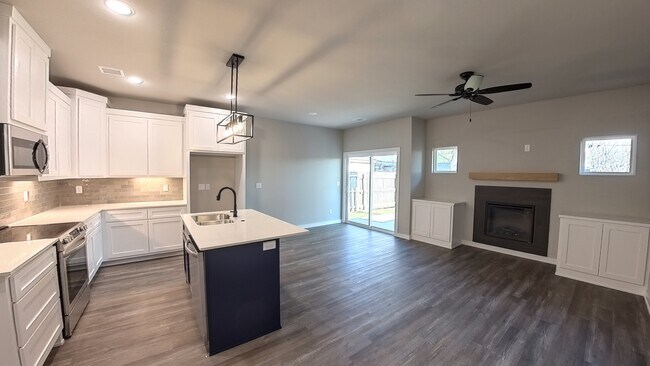 Building Photo - 507 W Fort Worth St