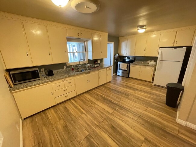 Building Photo - Large 3 Bedrrom 2 Bath Home Close to Orovi...