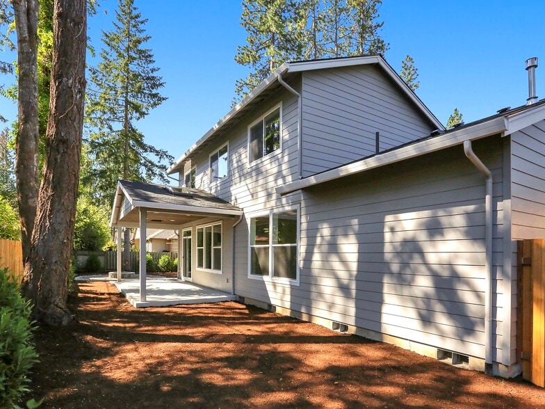 Building Photo - 84 SW Meadow Dr