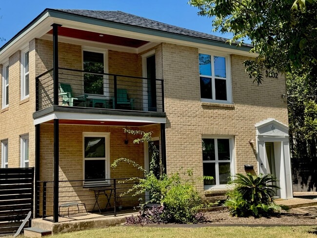 Building Photo - Remodeled 6 Bedroom Walking Distance to UT