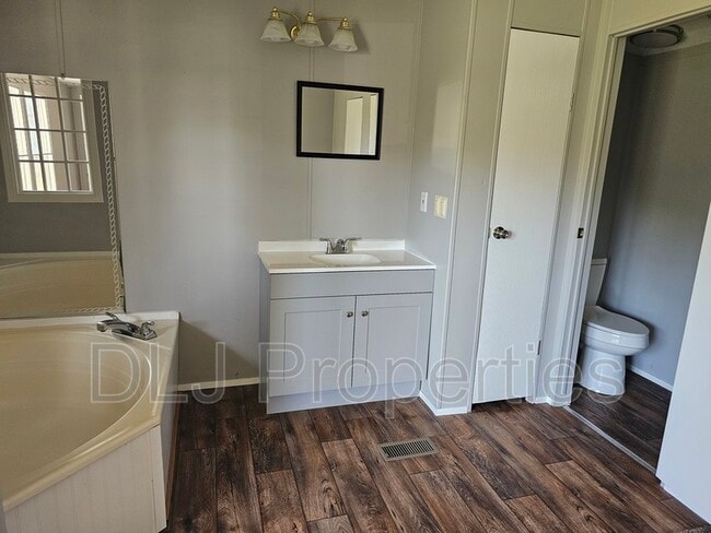 Building Photo - 924 Eslinger Ct