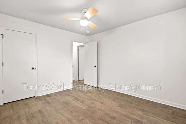 Building Photo - 3006 Azalea Dr
