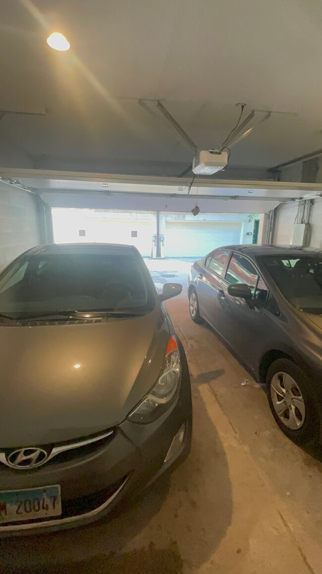 Building Photo - 4331 W Peterson Ave