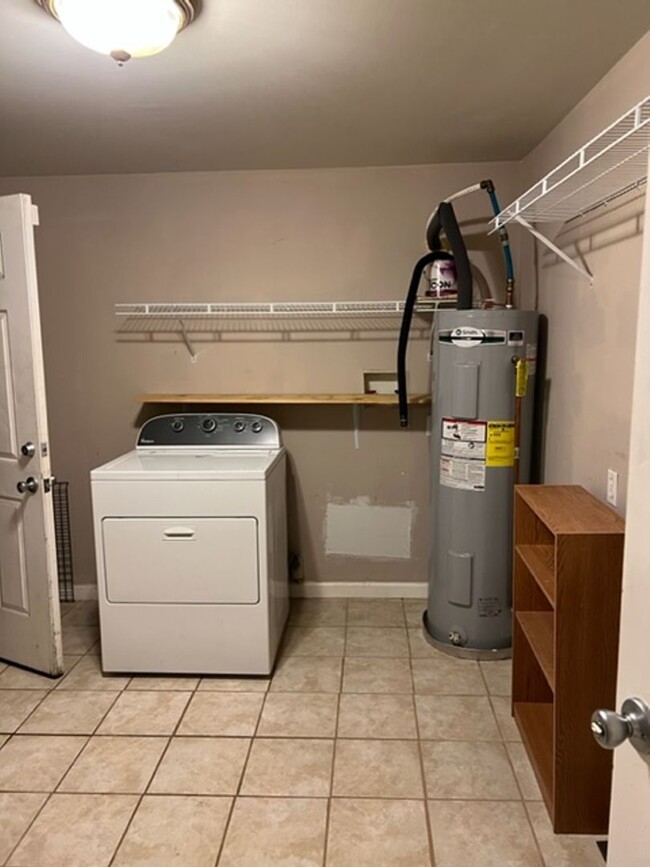 Building Photo - Knoxville 37917 - 2 bedroom, 2 bath home -...
