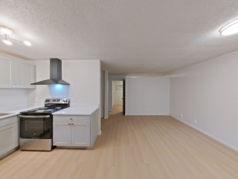 Building Photo - University Manor - Newly Renovated Units just a short walk from Campus!