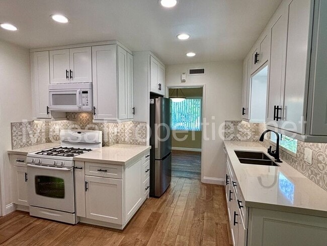 Building Photo - 1480 N Mills Ave