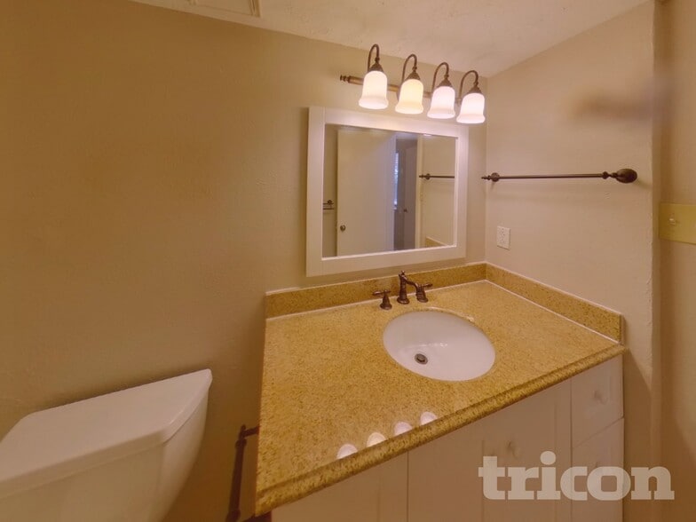 Building Photo - 4652 Baytree Dr