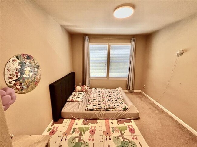 Building Photo - Spacious 5bed/2.5bath W/Bonus Room