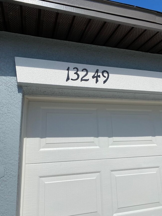 Building Photo - SW location 4/2/2 **WON'T LAST**