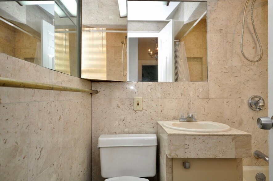 Building Photo - 261 Beacon St