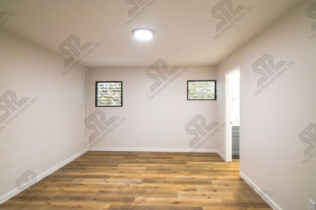 Building Photo - 4 bedroom, 3 bath attached home.