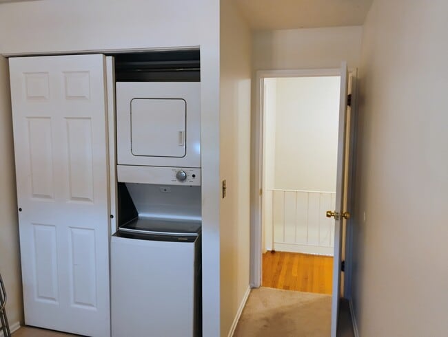 Building Photo - 553 W Park Ave