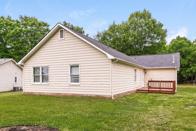 Building Photo - 1800 Hedgelawn Dr