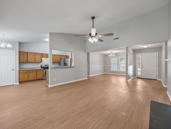 Building Photo - Welcome to Raintree!