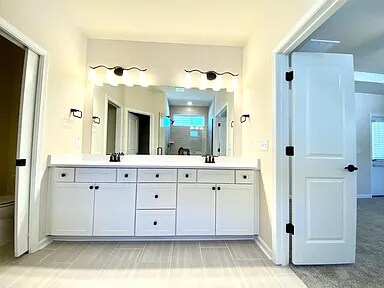 Building Photo - Room in House on Hedge Maple Dr