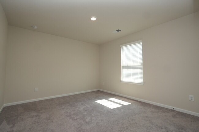 Building Photo - Spacious 4-Bedroom Home with Modern Comforts