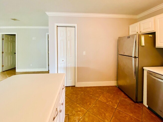 Building Photo - 427 Seacrest Dr