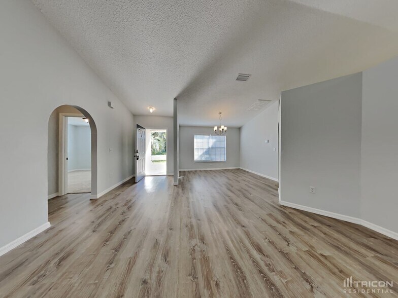 Building Photo - 12285 Villa Rd