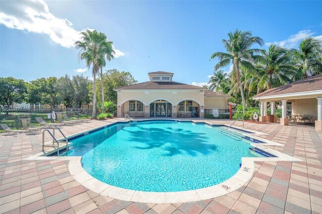 Building Photo - 2532 Centergate Dr