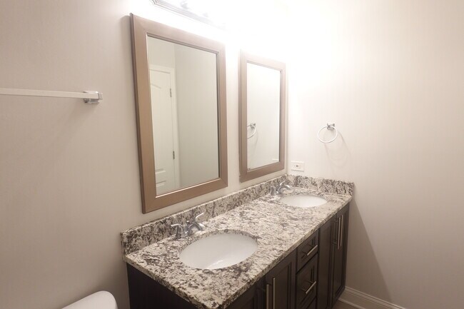 Building Photo - 337 S Arrowhead Ct