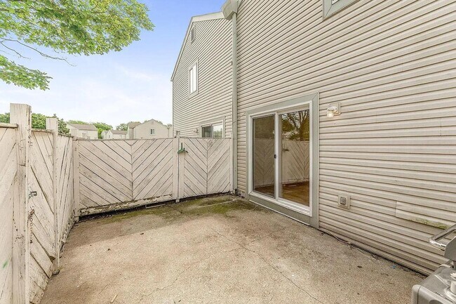 Building Photo - 5198 Dierker Rd