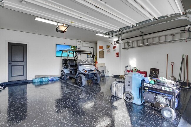 Building Photo - 647 Sire Ave