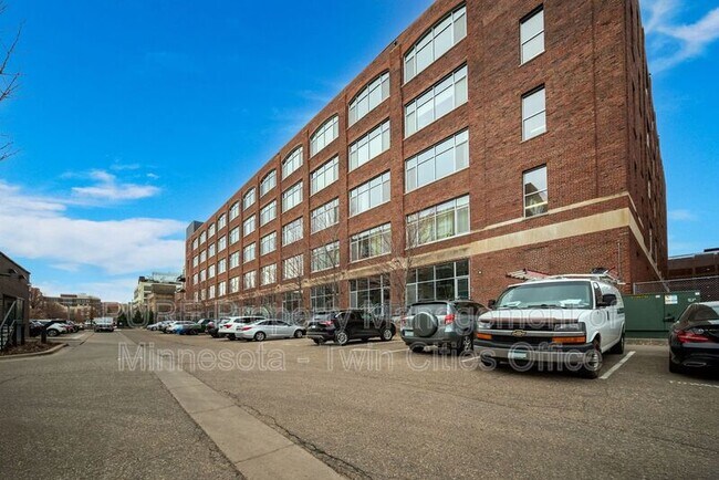 Building Photo - 700 N Washington Ave