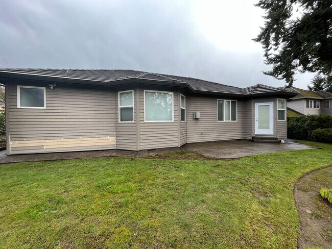 Building Photo - Clackamas Ranch 3 bedroom 2 bathroom - W/D...