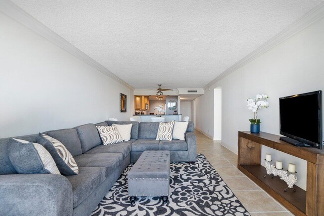 Building Photo - 9 Royal Palm Way