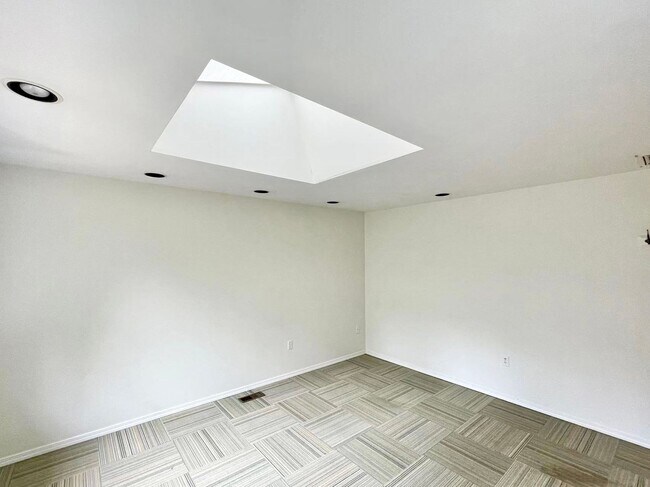 Building Photo - Spacious 5-Bedroom Home in Prime Location