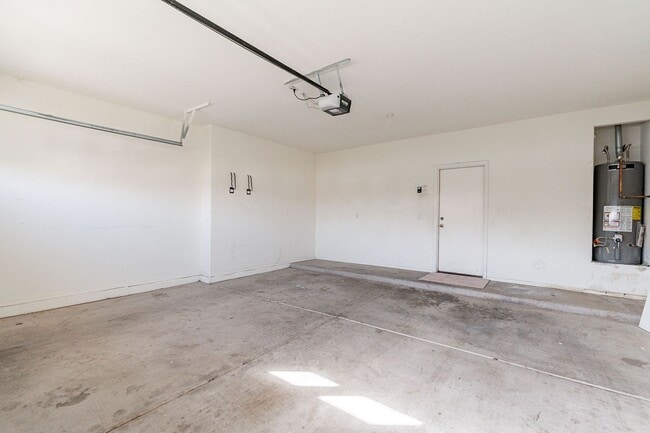 Building Photo - AVAILABLE JULY - Three Bedrooms + Loft!