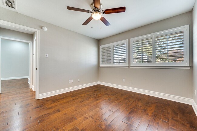 Building Photo - Absolutely Stunning!