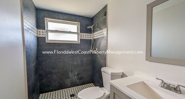 Building Photo - Cute 2 Bedroom/1 Bath Duplex Near Downtown Sarasota