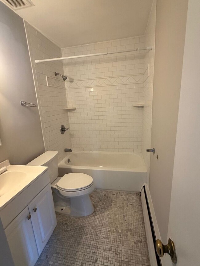 Building Photo - 1 Bed/1 Bath Apt in Lansdale - Walk to Regional Rail & Shopping / Dining