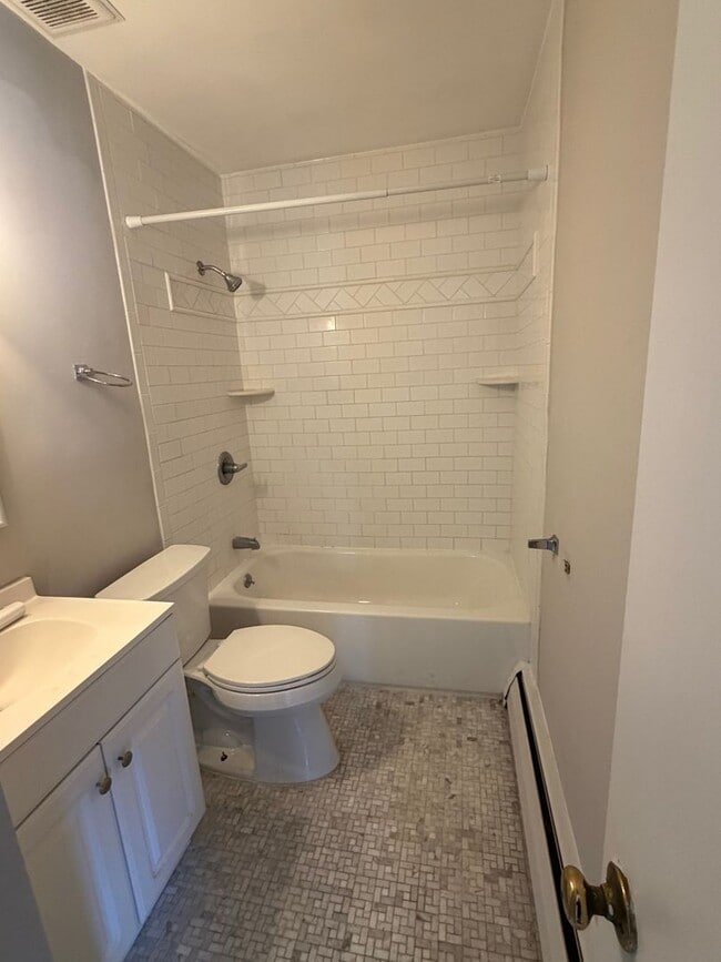 Building Photo - $500 move in credit!!  1 Bed/1 Bath Apt in Lansdale - Walk to Regional Rail & Shopping / Dining