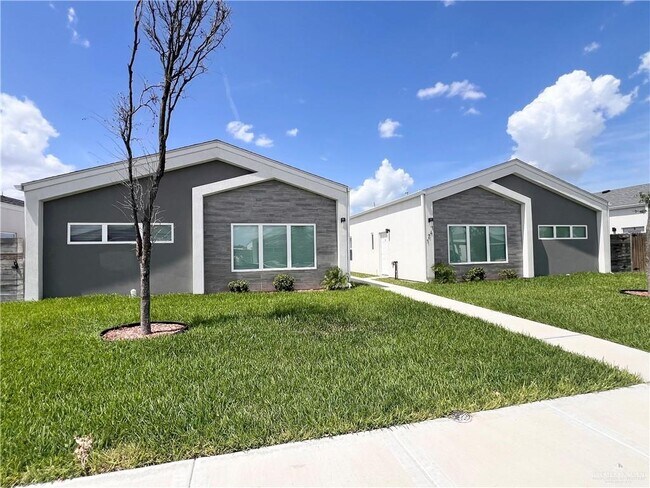 Building Photo - 1421 E Hibiscus Ave