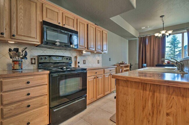 Building Photo - 400 Paintbrush Ter