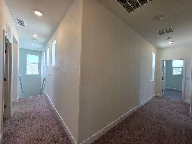 Building Photo - Newer 5 Bedroom 4.5 Bathroom in SE Visalia!! Coming soon!!