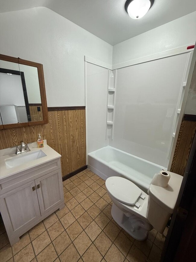 Building Photo - 2482 Bangs St