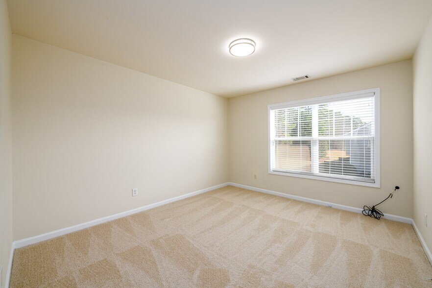 Building Photo - 1670 Granville Ct