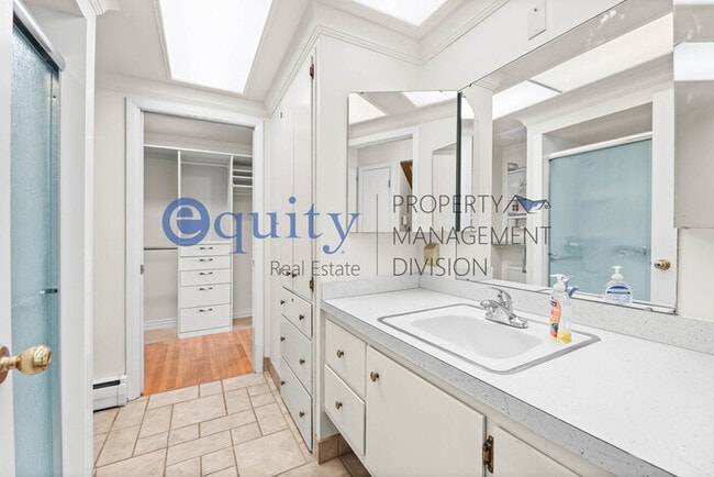 Building Photo - 1941 E Woodside Dr