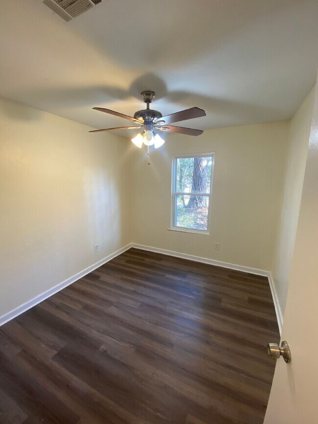 Building Photo - Gorgeous 3 Bedroom 2 Bathroom Single-Family!