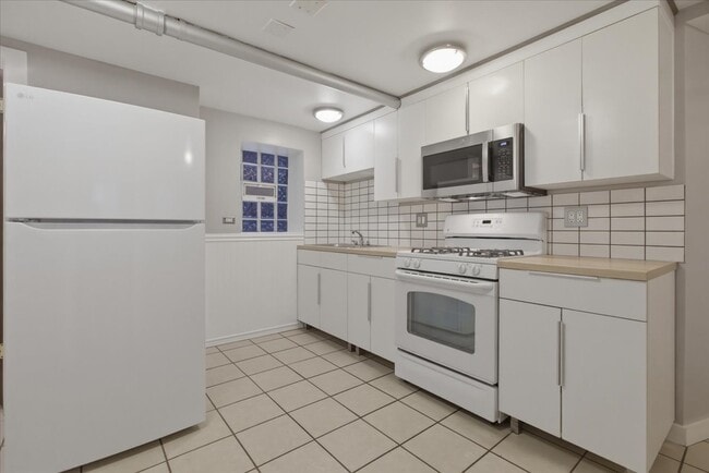 Building Photo - 6645 N Greenview Ave