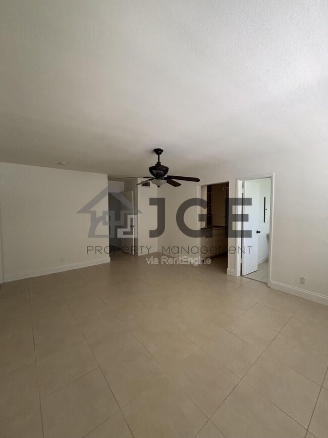 Building Photo - 1040 Crystal Lake Dr