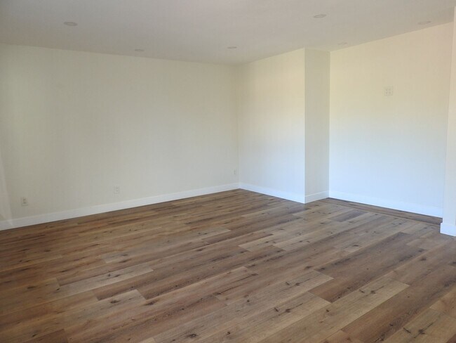 Building Photo - Lovely 2 bed 2bath with Stunning Views